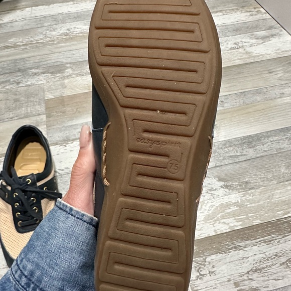 Easy Spirit Size 7.5. Beige and Navy, tie ups. Good for walking, teaching, etc. - Picture 5 of 7